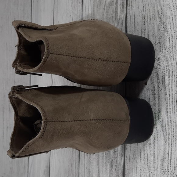 Old Navy Western Style Ankle Boot - Picture 3 of 6